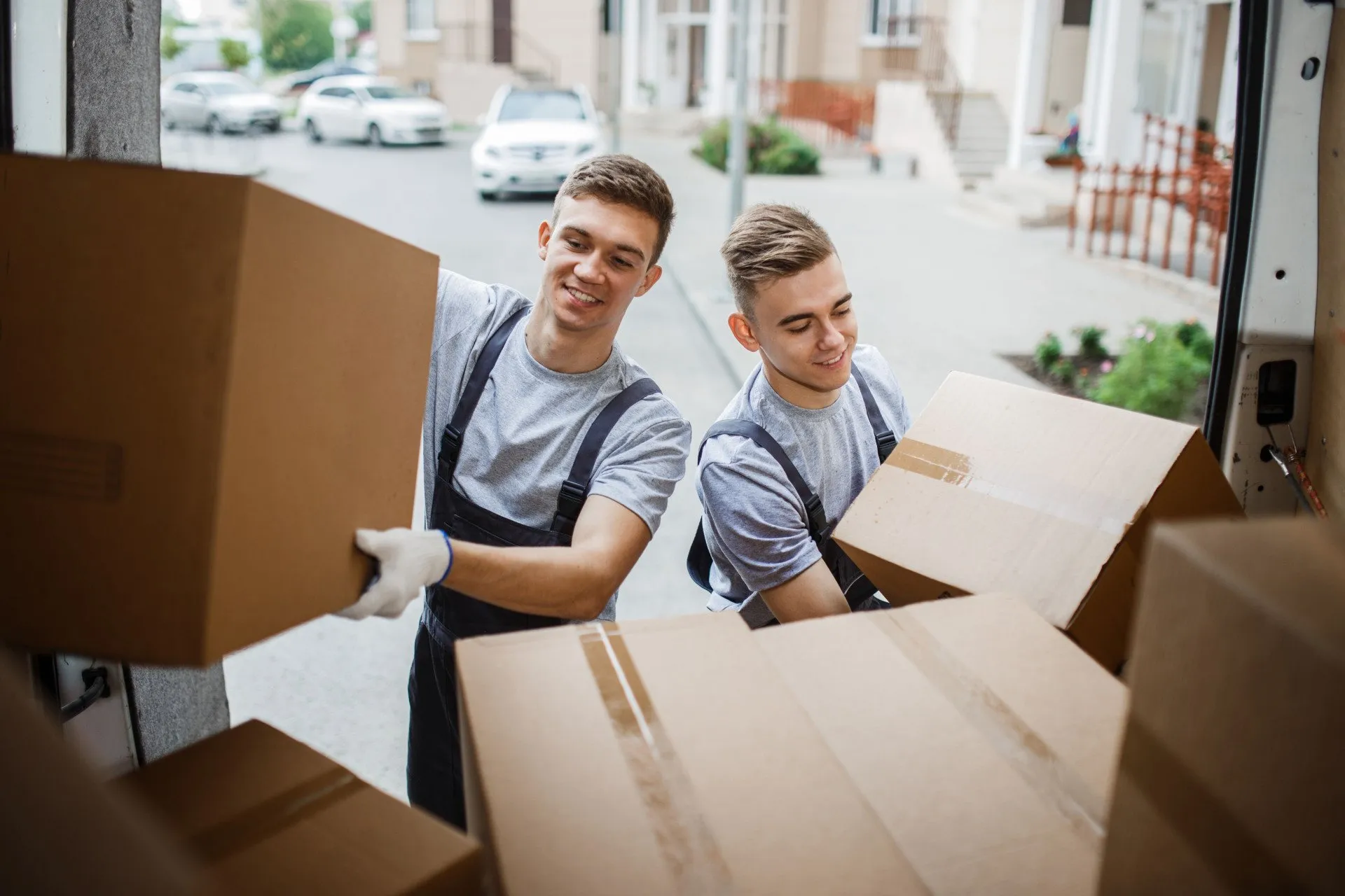 6 Popular Reasons to Use a Professional Moving Team